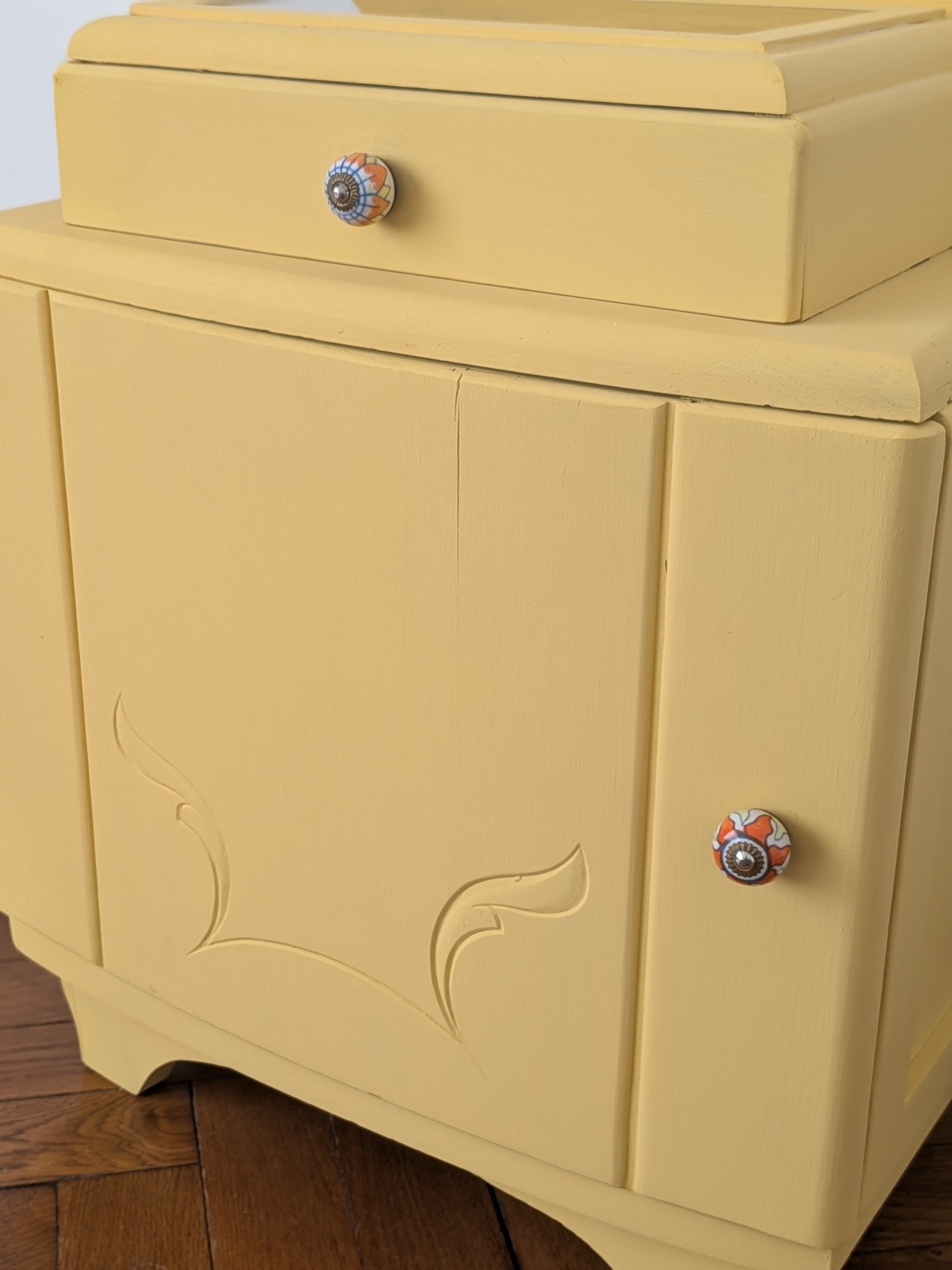 Chevet vintage relooké – Soleil