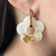 Boucles d'oreilles en résine époxy en nacre blanc et feuille d'or portée sur oreille - collection Julie - Mompox