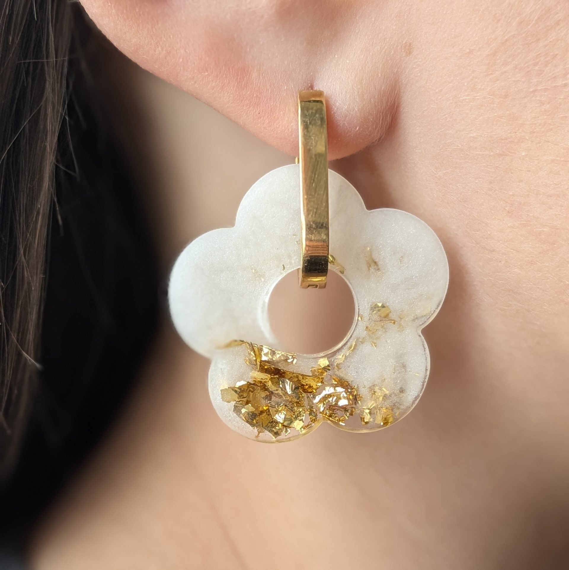 Boucles d'oreilles en résine époxy en nacre blanc et feuille d'or portée sur oreille - collection Julie - Mompox