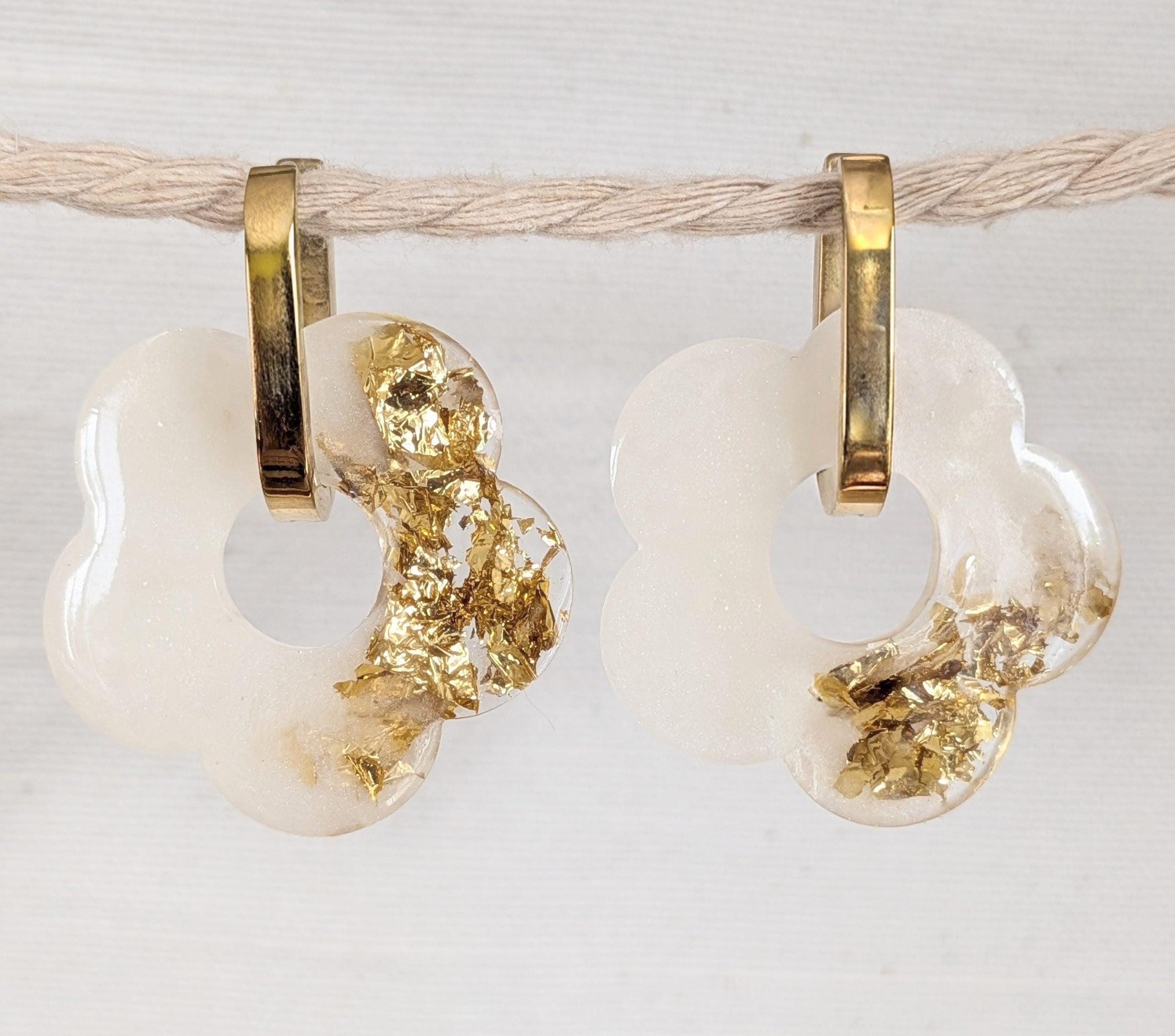 Paires de Boucles d'oreilles en résine époxy en nacre blanc et feuille d'or - collection Julie - Mompox