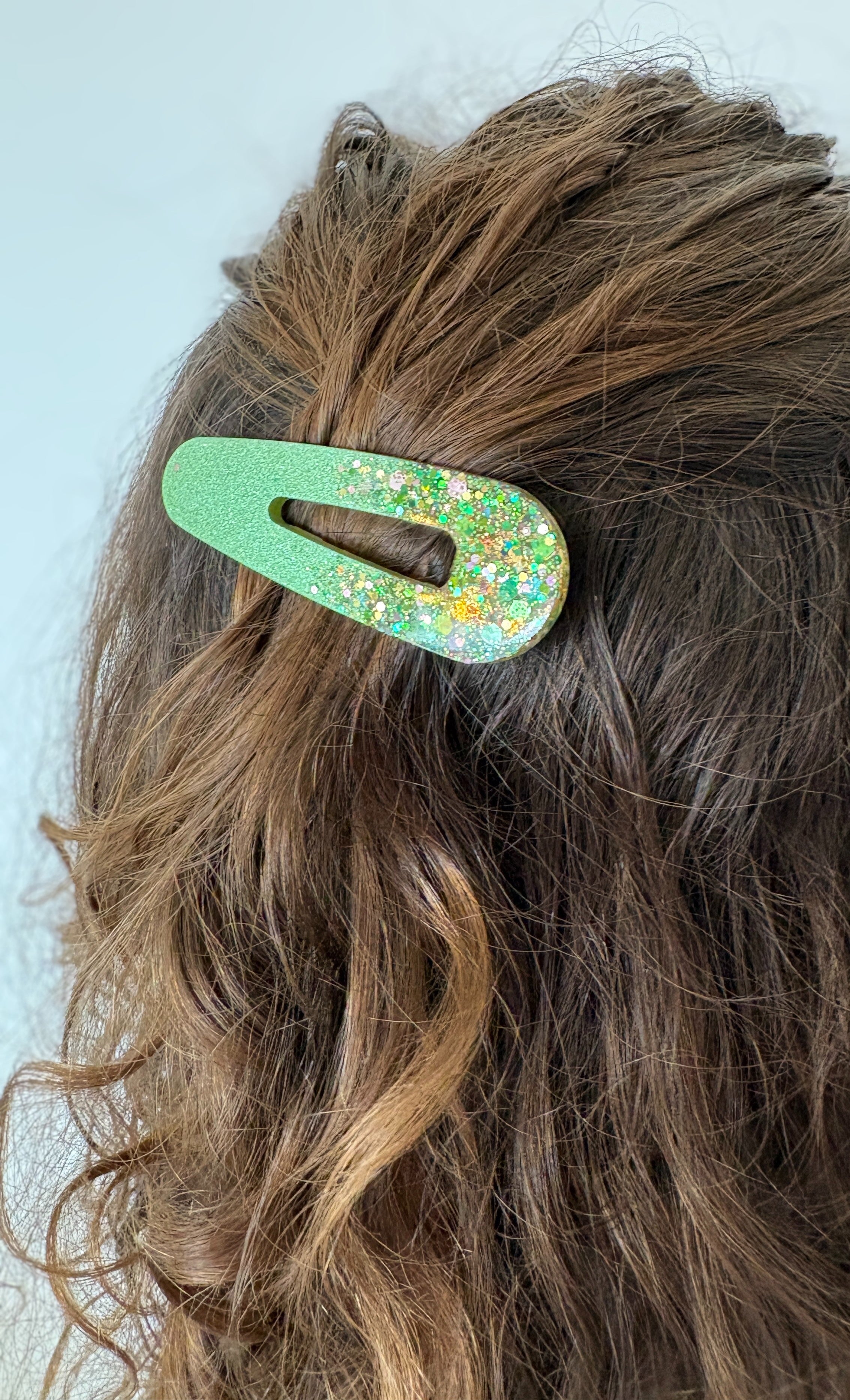 Barrette goutte résine – Coloris Menthe Pailletée