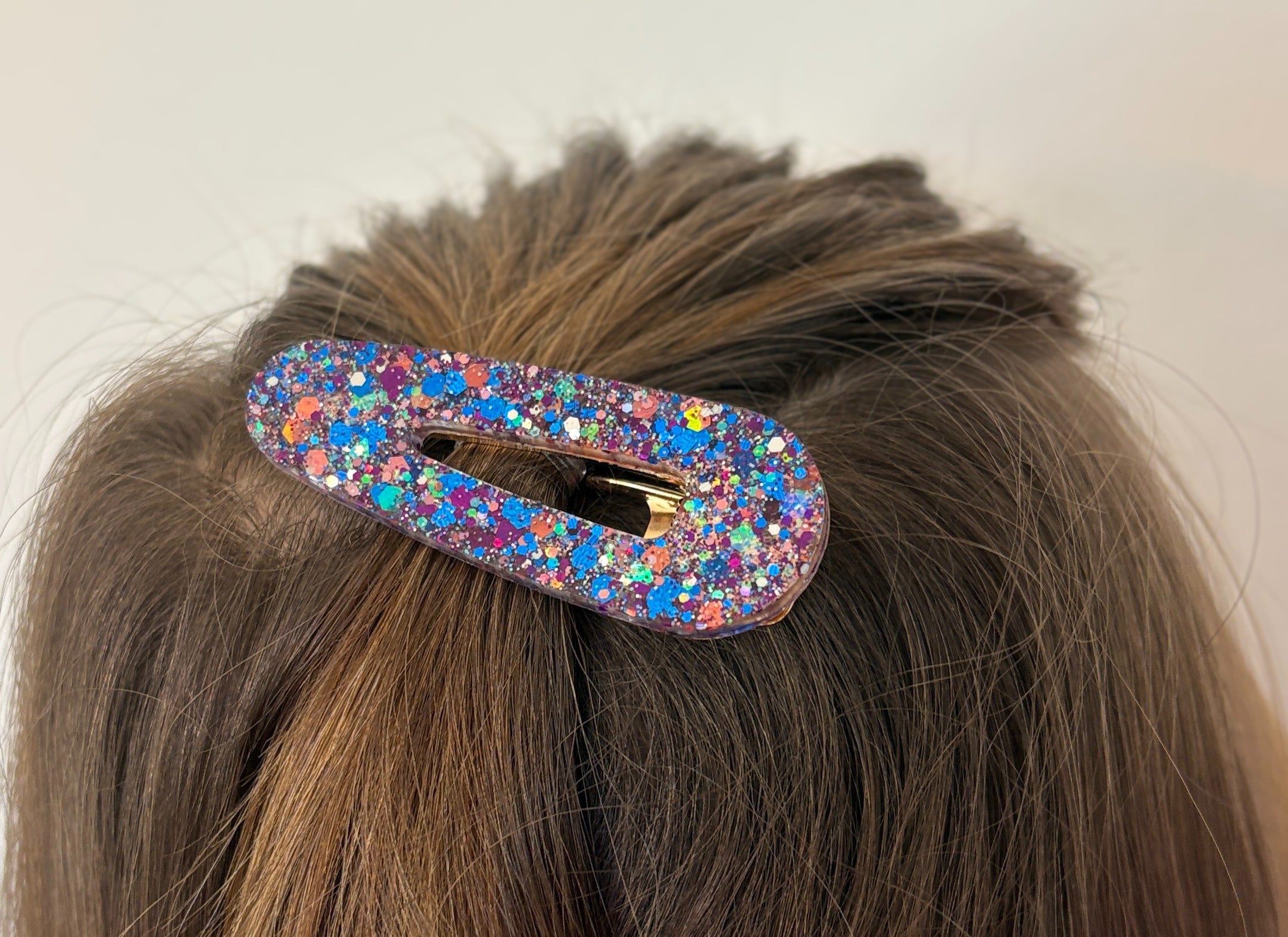 Barrette goutte résine – Coloris Fête en Confettis