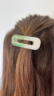 Barrette ovale résine – Coloris Rosée d'Émeraude